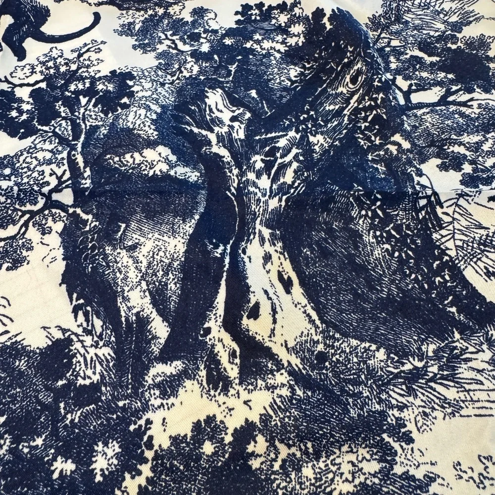 NEW Elegant Chic & CLASSIC Blue & White Scarf Animal Jungle print 34 X 34”
